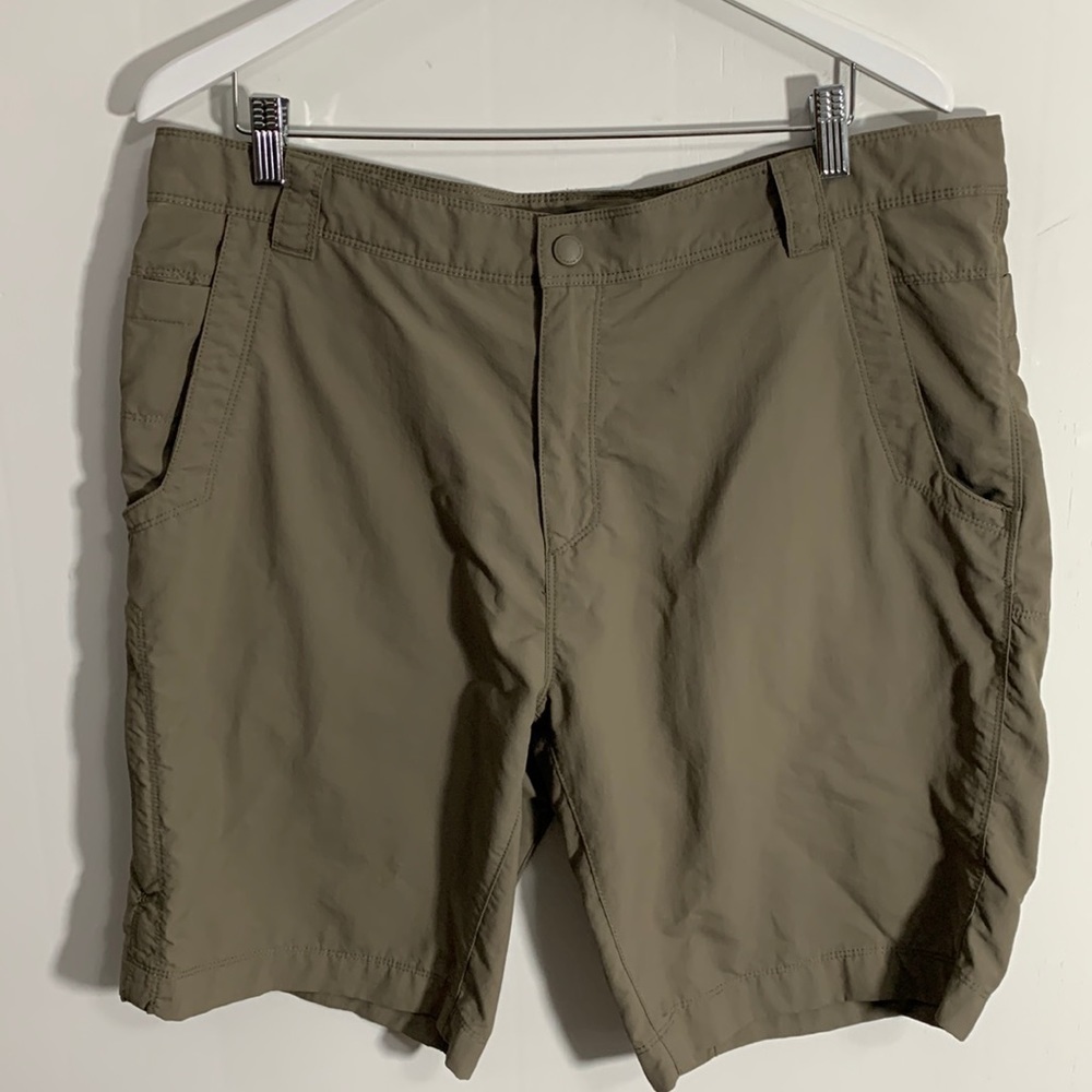 Royal Robbins Men’s Nylon Flat front shorts Size 40